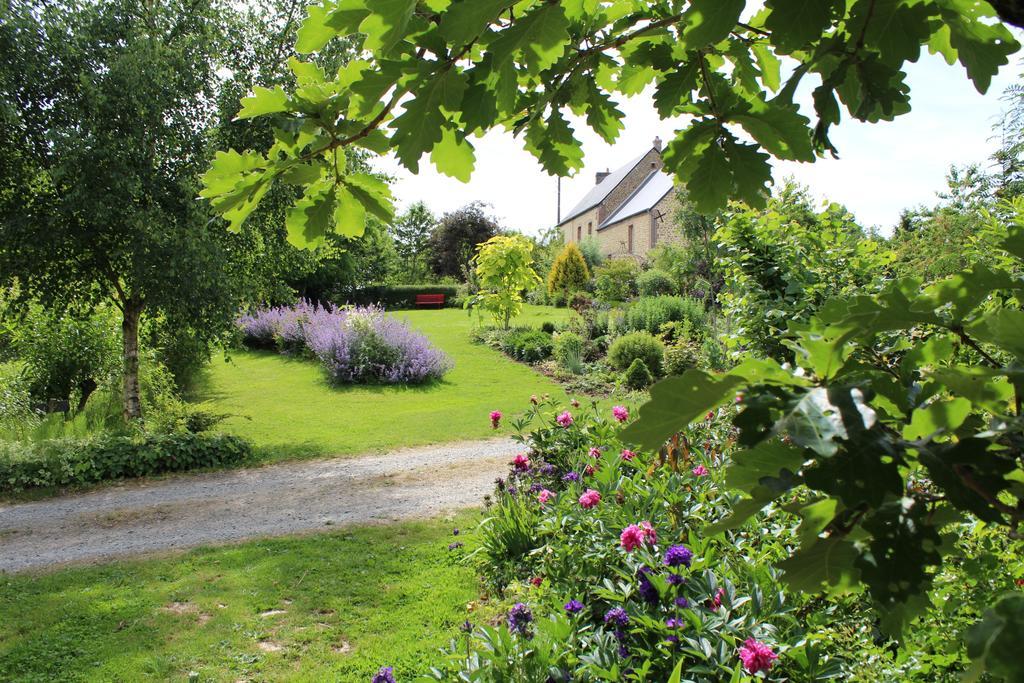 Au Jardin Des Violettes Bed & Breakfast Maheru Bagian luar foto